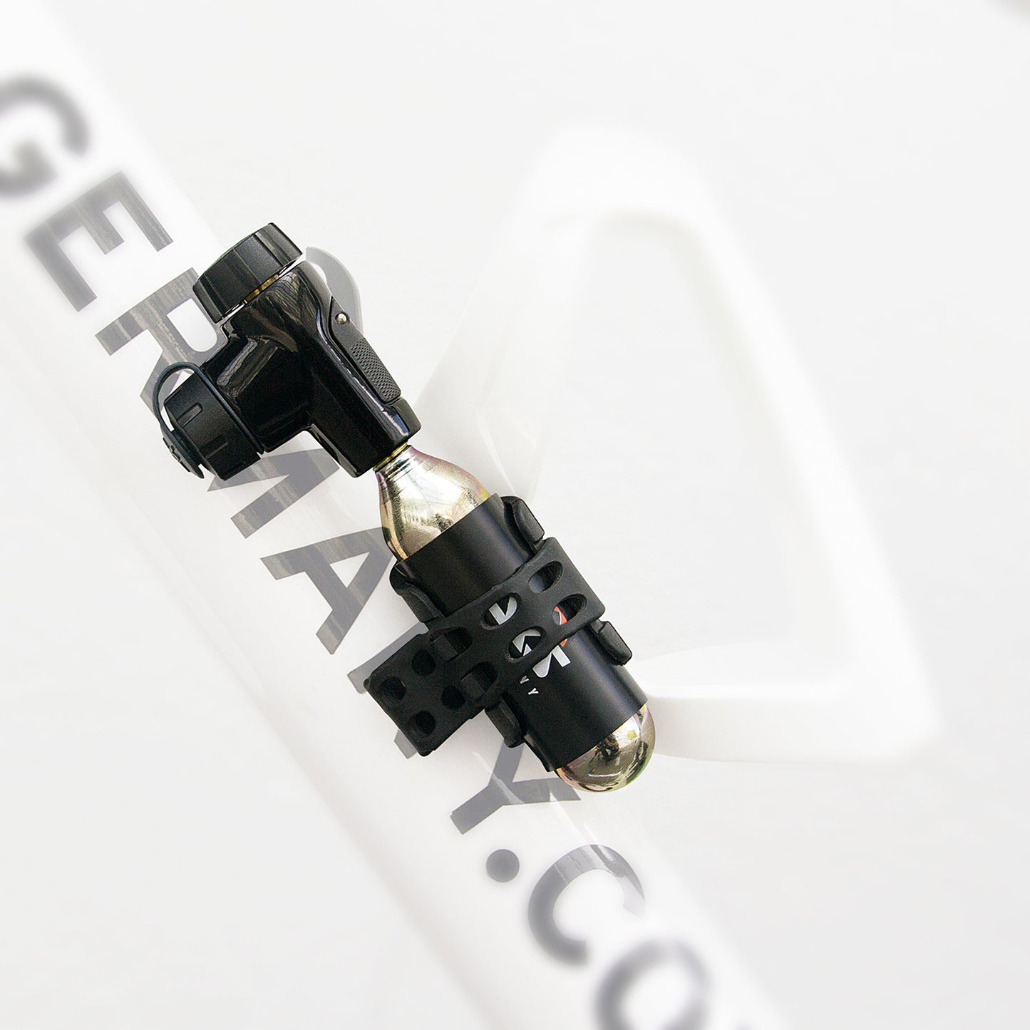 SKS GERMANY AIRBUSTER CO2 striker + 16 g threaded CO2 cartridge (x1)