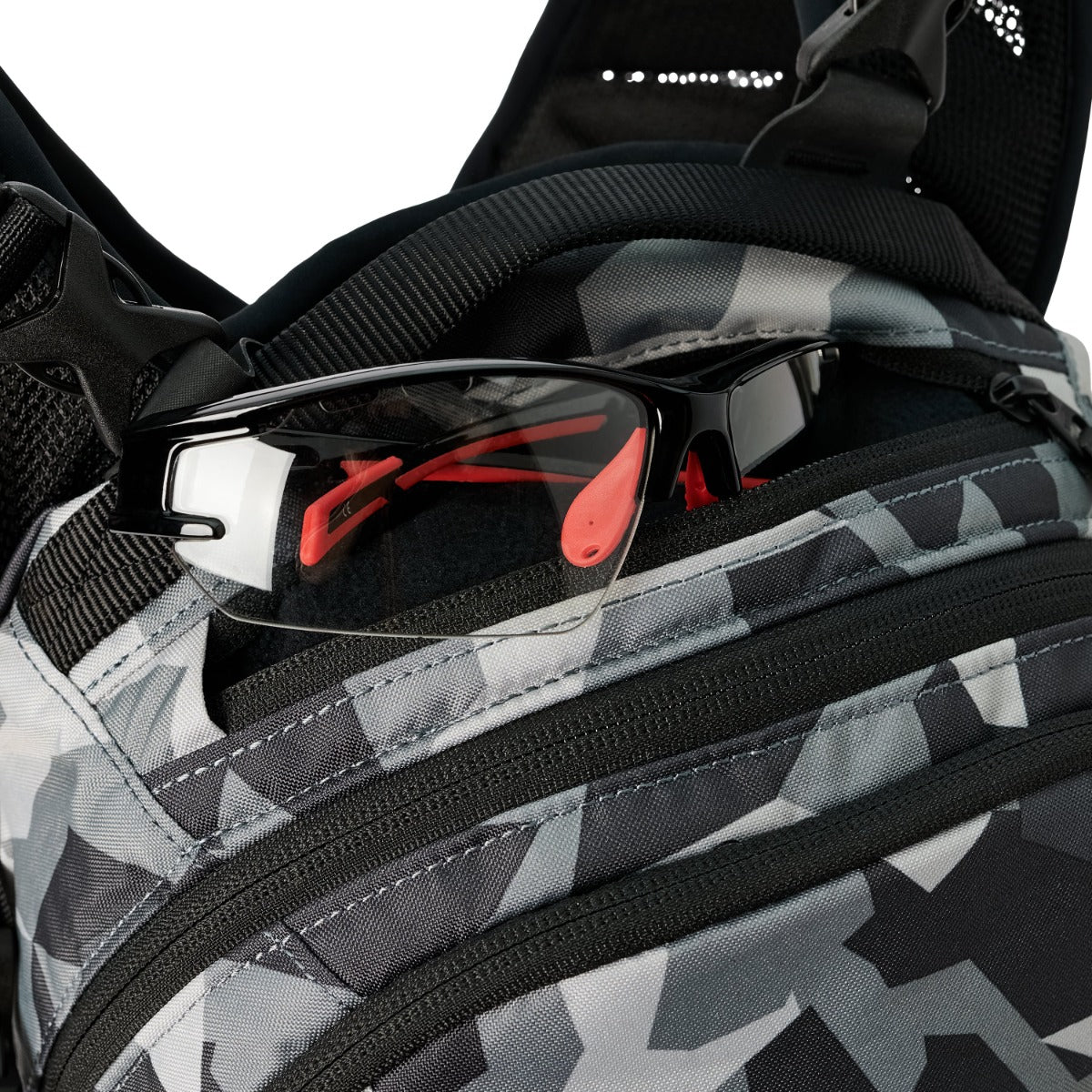 USWE SHRED 16 L Camo Backpack