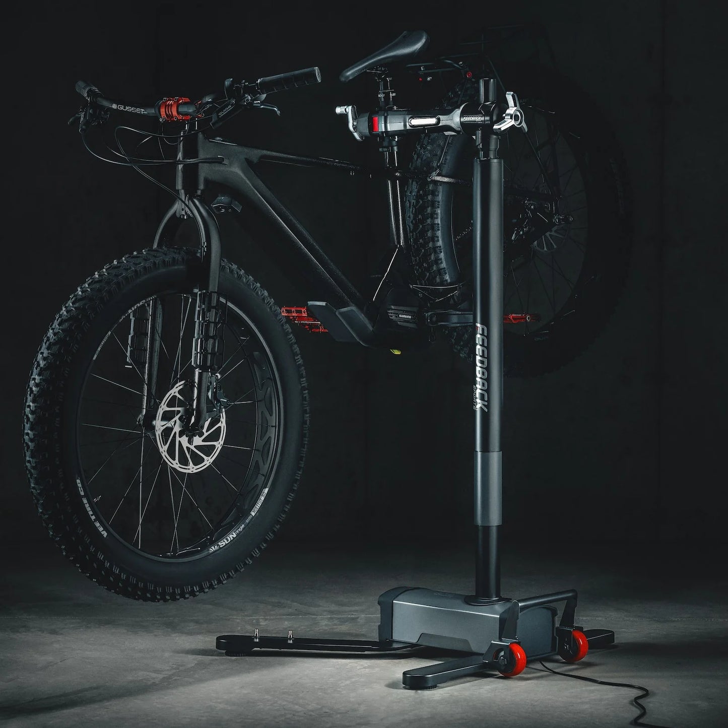FEEDBACK SPORTS Pro E-Lift Electric Workbench