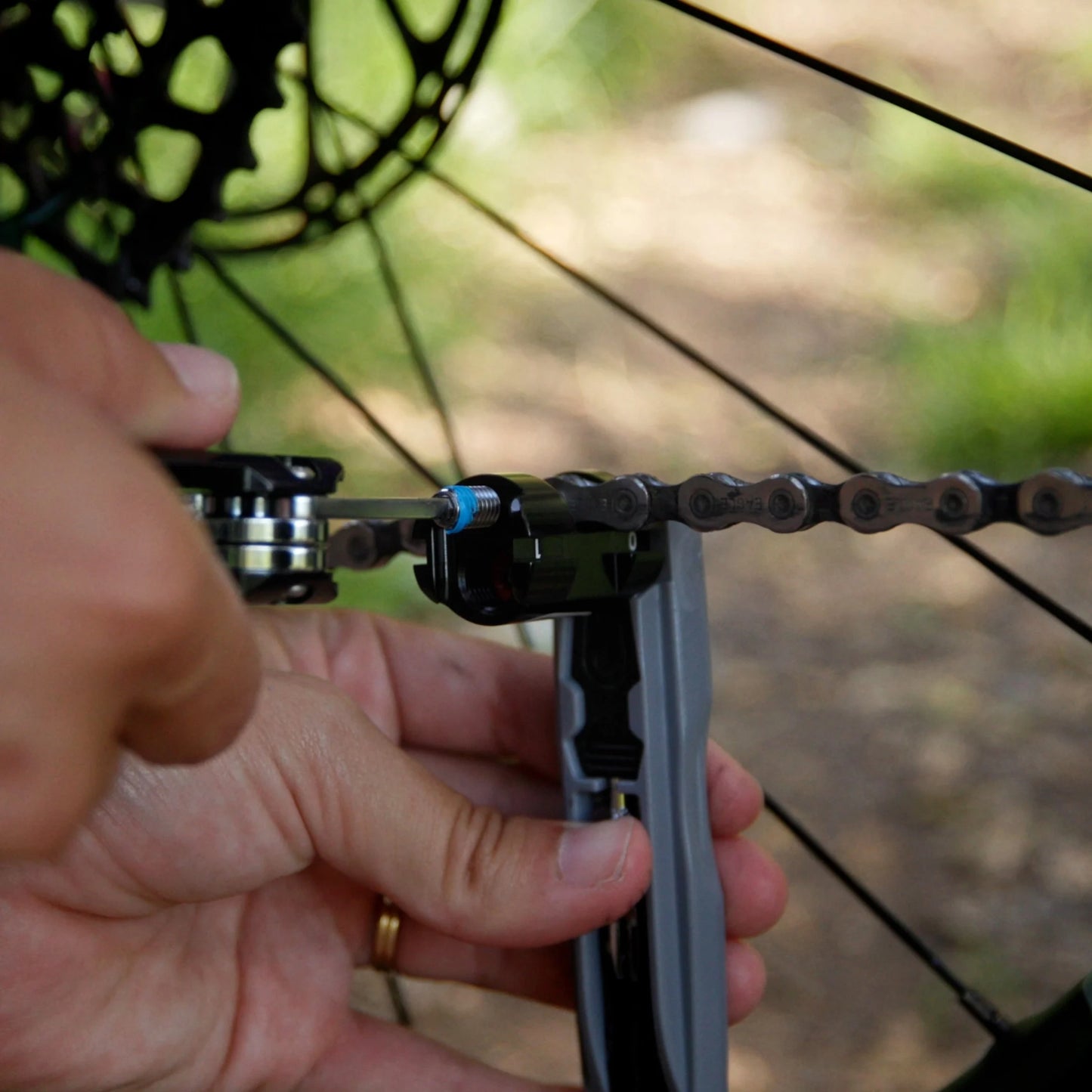 Multi-tool on bottle cage CRANKBROTHERS S.O.S BC18