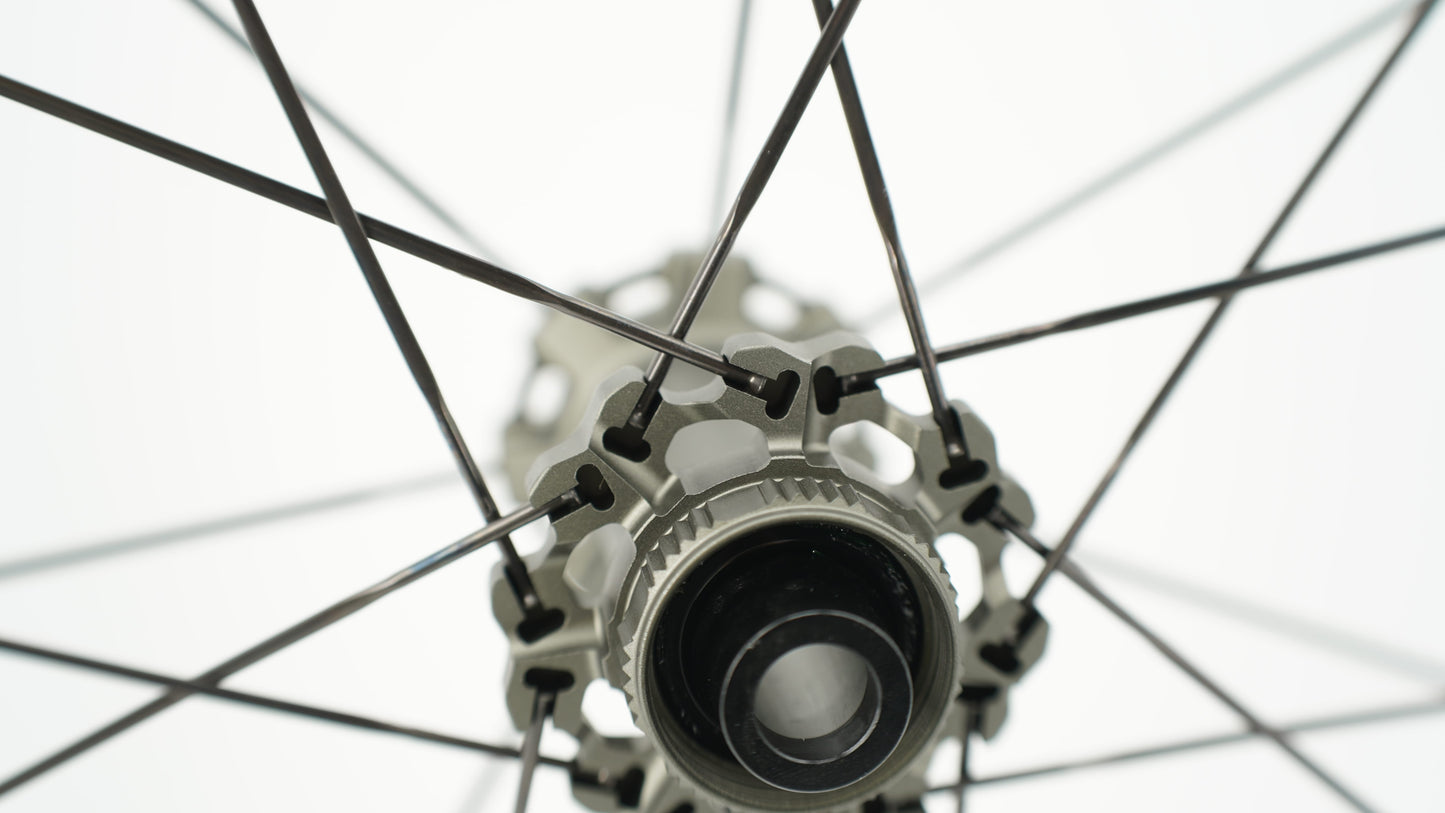 Pair of SCOM AERO Tubeless Ready Wheels (Center Lock)