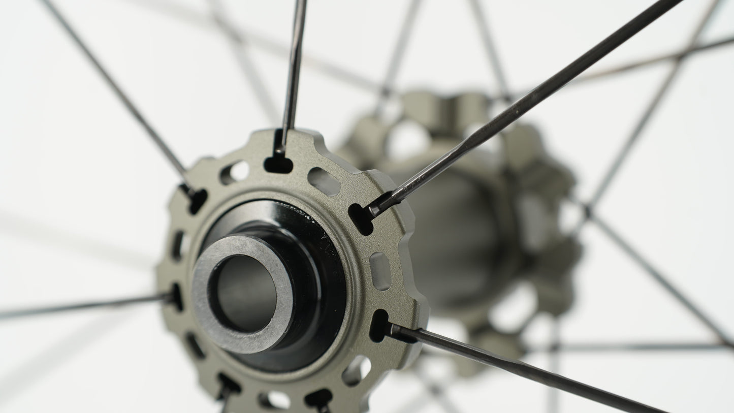 Pair of SCOM AERO Tubeless Ready Wheels (Center Lock)