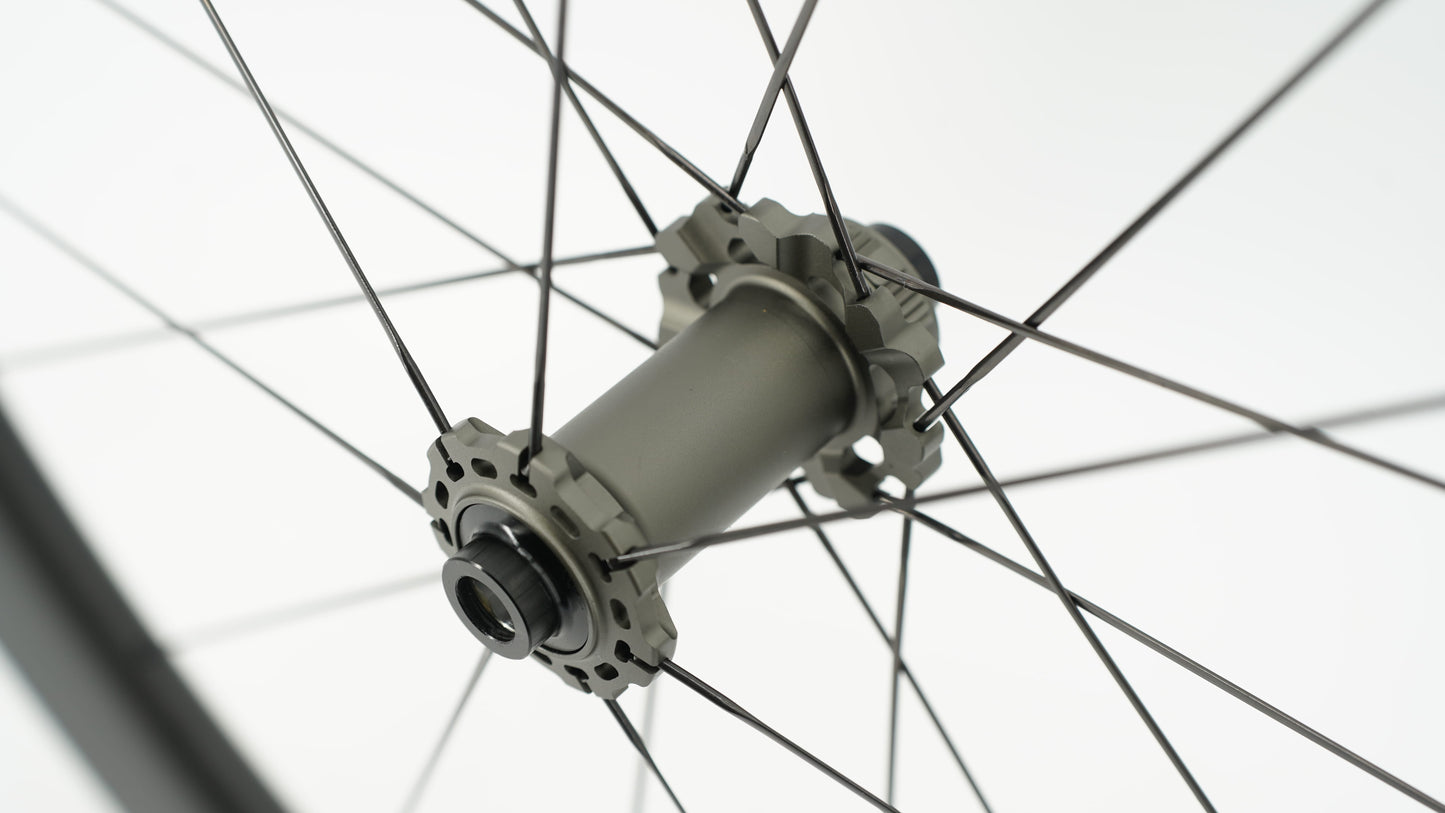 Pair of SCOM AERO Tubeless Ready Wheels (Center Lock)
