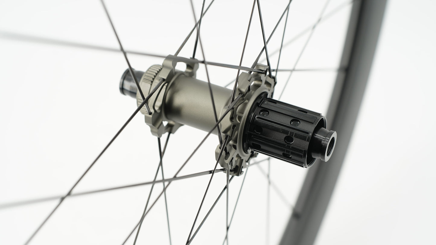 Pair of SCOM AERO Tubeless Ready Wheels (Center Lock)