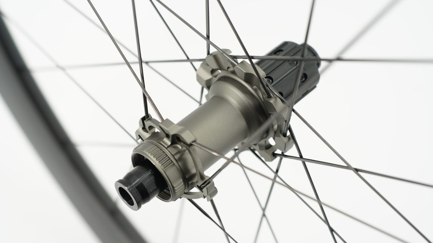Pair of SCOM AERO Tubeless Ready Wheels (Center Lock)