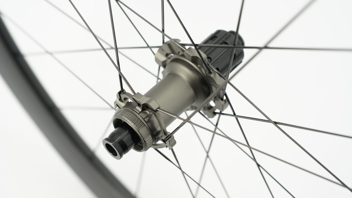 Pair of SCOM AERO Tubeless Ready Wheels (Center Lock)