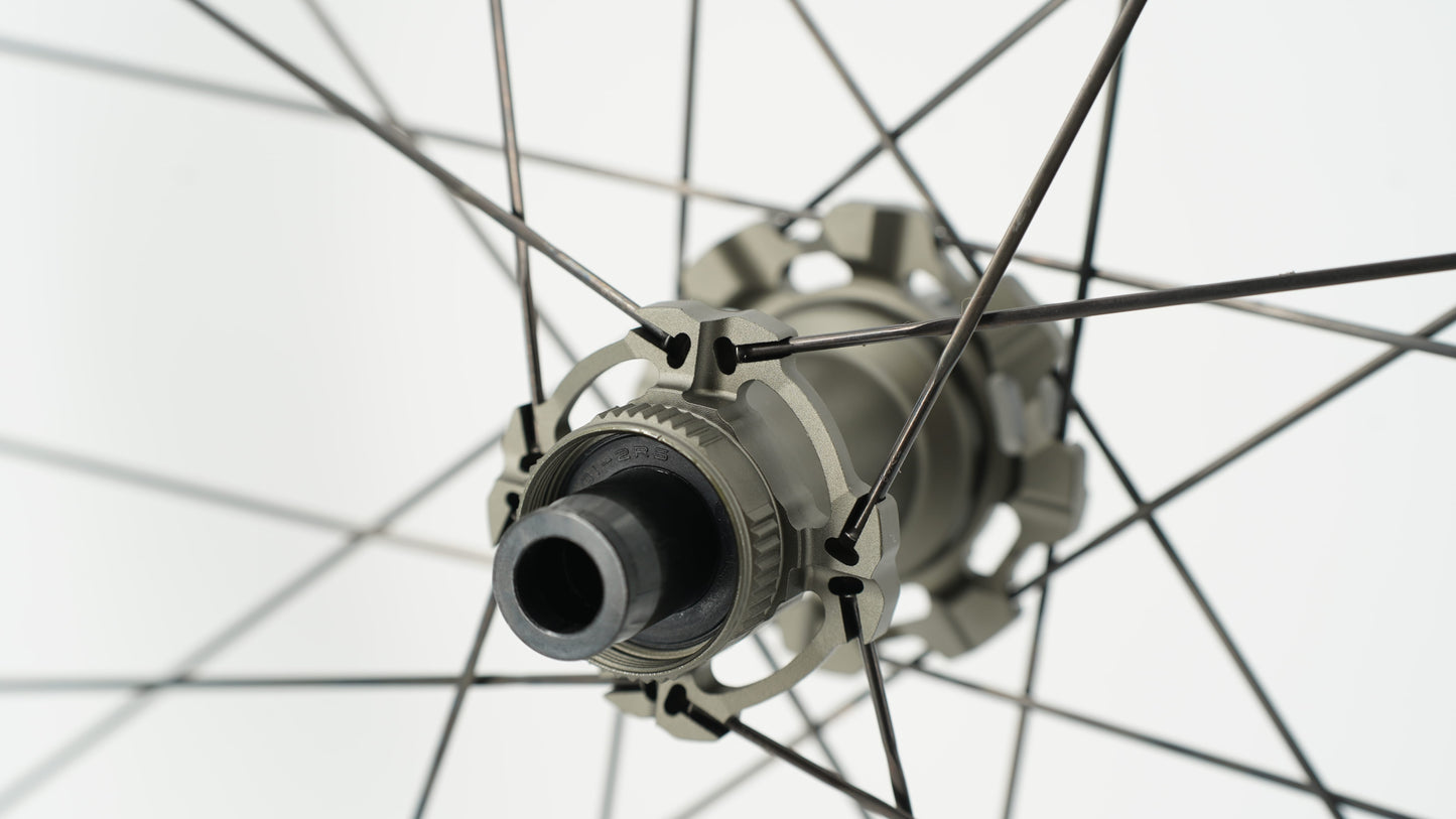 Pair of SCOM AERO Tubeless Ready Wheels (Center Lock)