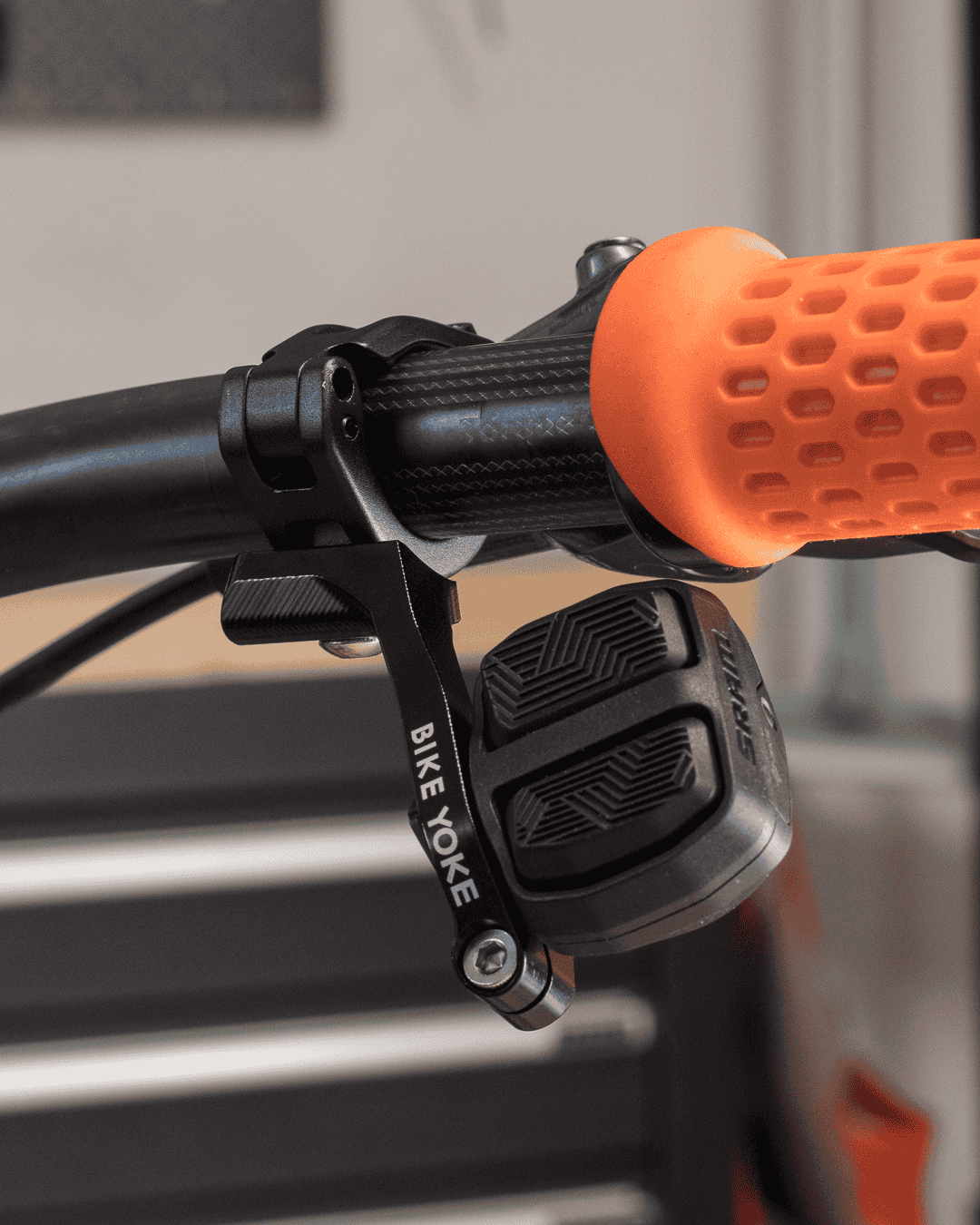 BIKEYOKE PODDY EV collar for SRAM AXS POD right-hand shifter