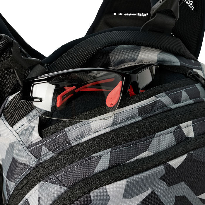 USWE SHRED 16 L Camo Backpack